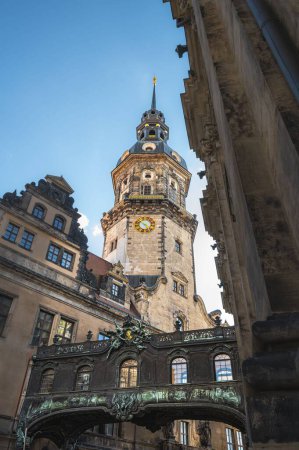 Téléchargez les photos : Vue verticale en angle bas de la tour historique des Hausmanns à Dresde, en Allemagne - en image libre de droit