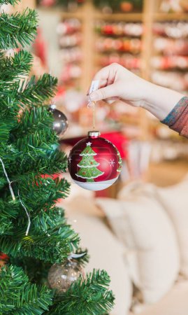 Foto de Un selectivo de decoraciones de un árbol de Navidad en una mano - Imagen libre de derechos