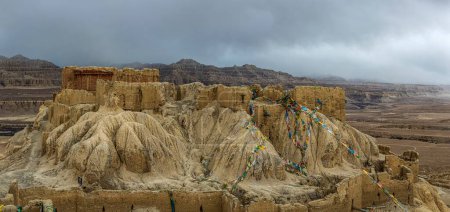 Téléchargez les photos : Une vue panoramique sur les ruines du royaume Guge avec une architecture détruite dans le pays de Zada, au Tibet - en image libre de droit