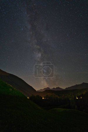 Téléchargez les photos : Un magnifique paysage des Alpes autrichiennes et de la Voie lactée dans le ciel nocturne - en image libre de droit