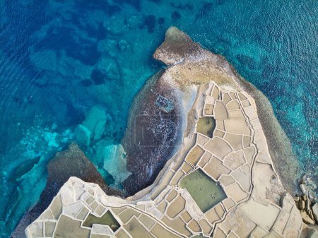 Téléchargez les photos : Étangs d'évaporation de sel sur la côte de l'île de Gozo également appelé Salinas, salières, salières utilisées pour l'artisanat traditionnel. Marsalforn - en image libre de droit