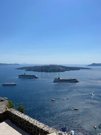 Téléchargez les photos : Bateaux de croisière dans la baie de l'île de Santorin - en image libre de droit