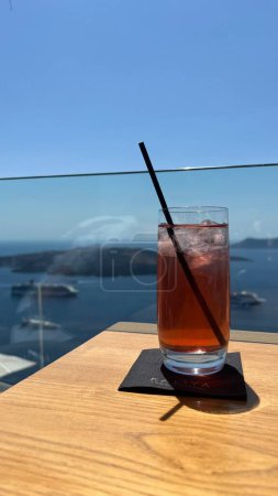 Téléchargez les photos : Coupe de thé glacé sur la côte de Santorin, Grèce - en image libre de droit