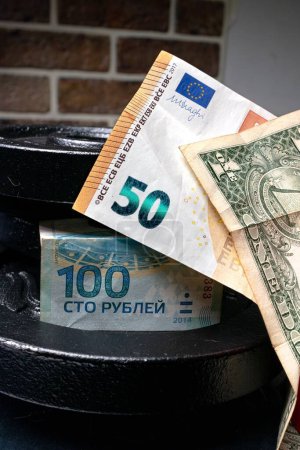 Foto de Rusia 100 rublos, 50 euros, y dólares uno encima del otro y el peso detrás de - Imagen libre de derechos