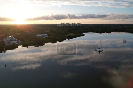 Téléchargez les photos : Une vue aérienne des bateaux au coucher du soleil avec un ciel nuageux en arrière-plan, Vamo, Floride - en image libre de droit