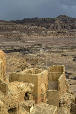 Foto de Una vertical de las ruinas del histórico Reino de Guge con arquitectura destruida en el Tíbet - Imagen libre de derechos