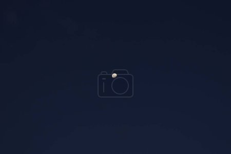 Foto de Una hermosa toma de la luna en un cielo oscuro - Imagen libre de derechos