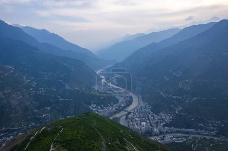 Una vista aérea del condado de Wenchuan, la prefectura de Aba, la provincia de Sichuan y los pueblos montañosos cercanos