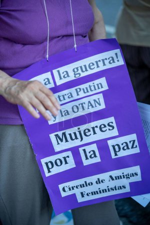 Foto de Un plano vertical de un afiche contra la guerra y Putin. Movimientos sociales y coaliciones multipartidistas. Ciudad Autonoma De Buenos Aires - Imagen libre de derechos