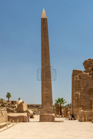 Téléchargez les photos : Un paysage de sculptures en pierre dans le célèbre temple Karnak sous le soleil et le ciel bleu à Louxor, en Egypte - en image libre de droit
