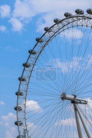 Téléchargez les photos : Un plan vertical du London Eye (Millenium Wheel) sous le ciel bleu par une journée ensoleillée à Londres - en image libre de droit