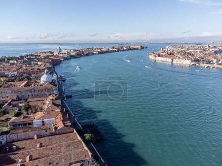 Foto de Una vista aérea de la costa de Venecia, Italia en una mañana soleada - Imagen libre de derechos