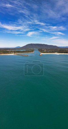 Téléchargez les photos : Vue aérienne de Camden Haven Inlet en Nouvelle-Galles du Sud, Australie sous un ciel bleu nuageux - en image libre de droit