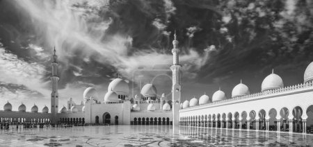 Foto de Una toma panorámica en escala de grises de la Gran Mezquita Sheikh Zayed - Imagen libre de derechos