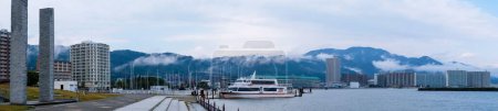 Téléchargez les photos : Une vue panoramique sur le port d'Otsu Lac Biwa Japon après la pluie - en image libre de droit