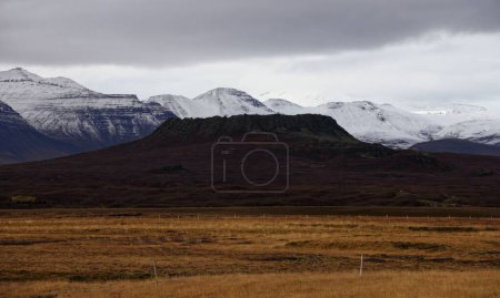 Téléchargez les photos : La vue sur la montagne Eldborg avec la chaîne enneigée en arrière-plan. Snaefellsnes, Islande. - en image libre de droit