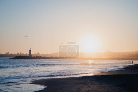 Foto de Un hermoso paisaje de una playa de arena en la puesta del sol - Imagen libre de derechos