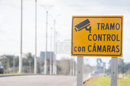 Téléchargez les photos : Le panneau de signalisation sur la route : section de contrôle avec caméras - en image libre de droit