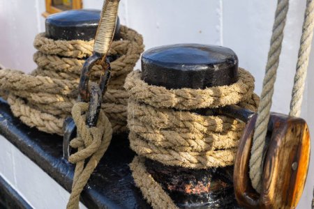 Foto de Un primer plano de la cuerda de amarre en el barco - Imagen libre de derechos
