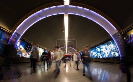 Foto de La estación de metro de Santiago de Chile, "Los Leones" gente de la línea que camina con efecto de larga exposición - Imagen libre de derechos
