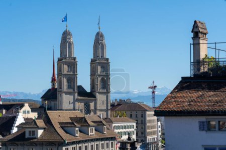 Foto de La vista de la iglesia de Grossmunster sobre el fondo del cielo azul. Zurich, Suiza. - Imagen libre de derechos
