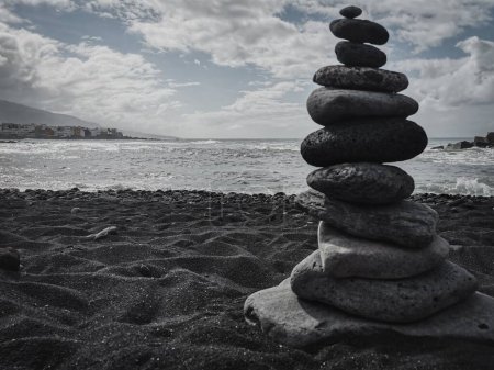 Téléchargez les photos : Un gros plan de rochers empilés sur la plage - en image libre de droit