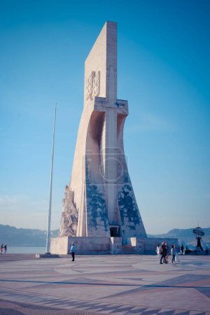 Foto de Un plano vertical del Monumento a los Descubrimientos en Lisboa, Portugal - Imagen libre de derechos