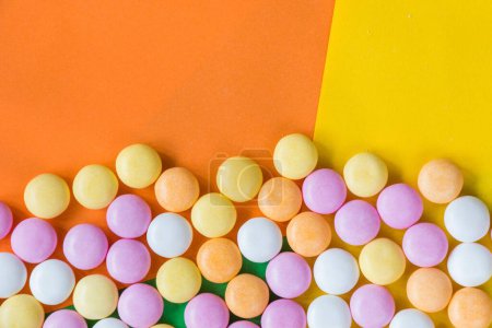 Foto de Un hermoso fondo de bolas de caramelo de color pastel - Imagen libre de derechos