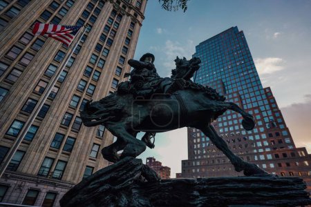Téléchargez les photos : Prise de vue en angle bas d'une statue d'un vétéran soldat de bronze près de Ground Zero à New York - en image libre de droit