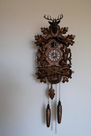 Foto de Un plano vertical de un reloj de madera sobre el fondo blanco - Imagen libre de derechos
