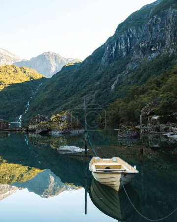 Téléchargez les photos : Le lac Bondhusvatnet avec des reflets à Kvinnherad, Norvège - en image libre de droit