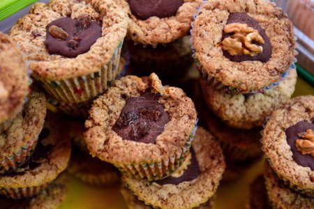 Téléchargez les photos : Un gros plan de muffins aux raisins secs et aux noix. - en image libre de droit