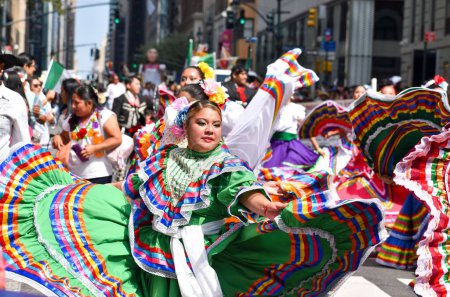 Foto de Una hermosa bailarina con un colorido disfraz actuando durante el Desfile del Día de la Independencia de México - Imagen libre de derechos