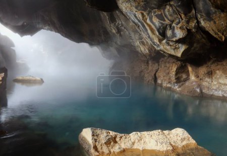 Téléchargez les photos : Un beau paysage d'eau claire à vapeur dans une grotte en Islande - en image libre de droit