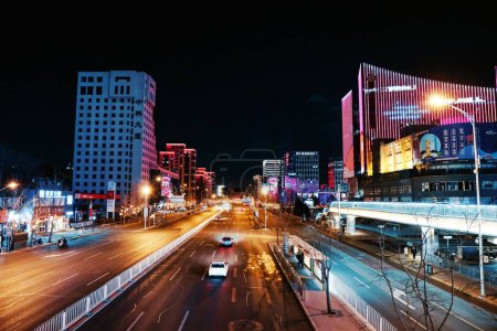 Foto de Un fascinante disparo de una carretera que cruza los edificios iluminados de Zhongguancun en Beijing, China - Imagen libre de derechos
