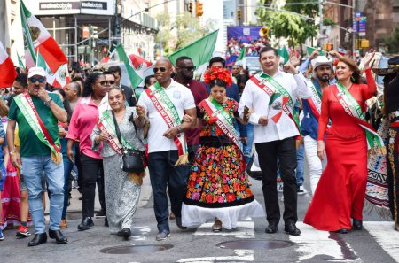 Téléchargez les photos : Un groupe de personnes heureuses en costumes lumineux marchant pendant le défilé de la fête de l'indépendance du Mexique - en image libre de droit
