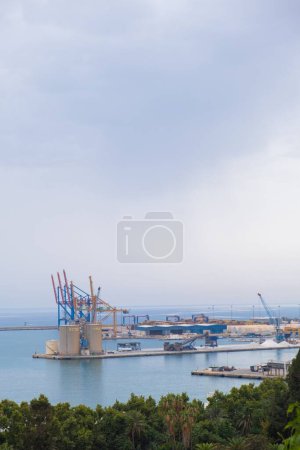Foto de El puerto industrial de Málaga - Imagen libre de derechos
