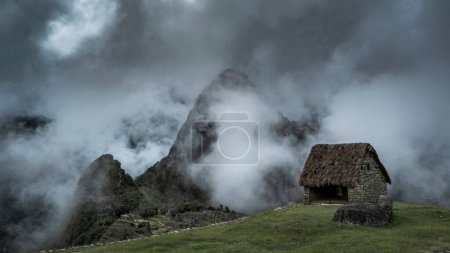 Téléchargez les photos : Une petite maison rurale dans le brouillard Machu Picchu au Pérou - en image libre de droit