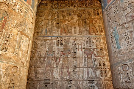 Téléchargez les photos : L'intérieur d'un temple égyptien avec des peintures colorées et des hiéroglyphes - en image libre de droit