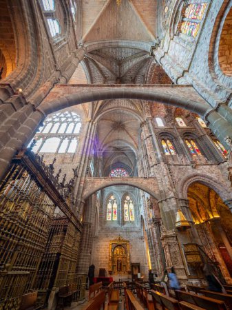 Téléchargez les photos : Un plan vertical de l'intérieur de la cathédrale d'Avila en Espagne - en image libre de droit
