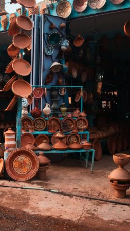 Foto de Una toma vertical de ollas y platos de arcilla en un mercado al aire libre marroquí - Imagen libre de derechos