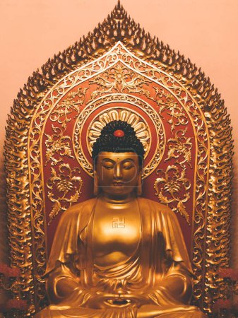 Foto de Un primer plano de una estatua dorada de Buda en un templo - Imagen libre de derechos