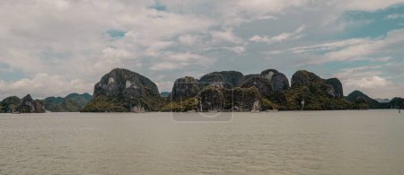 Téléchargez les photos : Une vue panoramique de belles formations rocheuses avec vue sur le paysage à Ha Long Bay, Vietnam - en image libre de droit