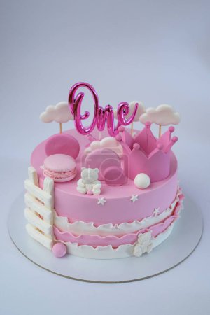 Téléchargez les photos : Un gros plan d'un gâteau d'anniversaire joliment décoré pour célébrer un an - en image libre de droit