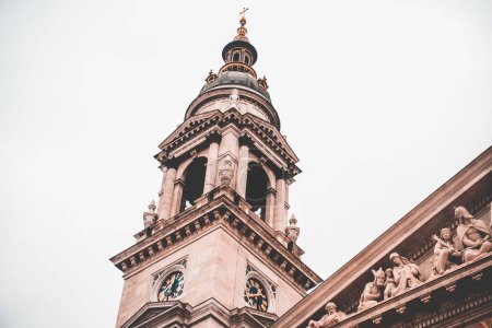 Téléchargez les photos : Un côté de la basilique Saint-Étienne à Budapest - en image libre de droit