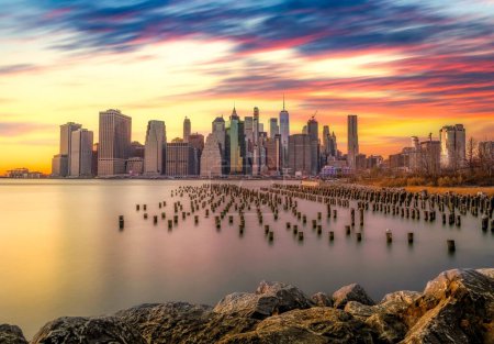 Téléchargez les photos : Un long plan d'exposition d'un magnifique coucher de soleil sur les toits de New York à Old Pier One. - en image libre de droit