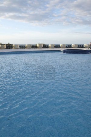 Foto de La vista vertical de una piscina con sillas plegables vacías en Nicosia - Imagen libre de derechos