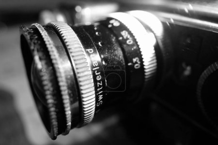 Foto de Un primer plano de la cámara Bolex 8mm sobre el fondo blanco - Imagen libre de derechos