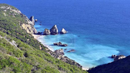 Foto de Una hermosa vista de la playa de Ribeiro do Cavalo con formaciones rocosas en el mar en Portugal - Imagen libre de derechos