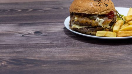 Téléchargez les photos : Assiette avec hamburger et frites sur table en bois - en image libre de droit